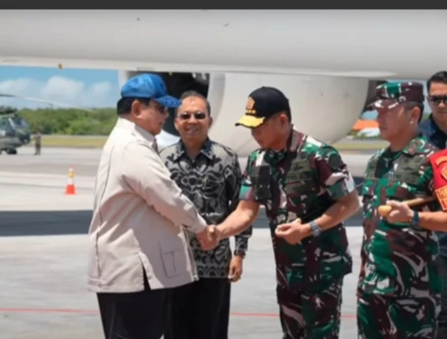 Kedatangan Presiden RI Prabowo di Bali disambut sejumlah TNI. [Int]